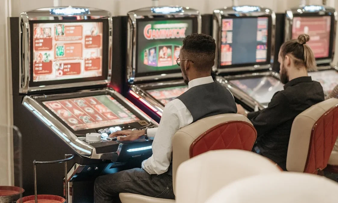 Why are online slot players drawn to themes?